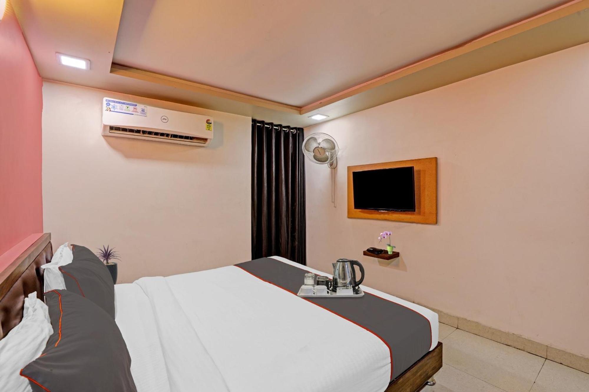 Hotel O Royal Ahmedabad Exterior photo